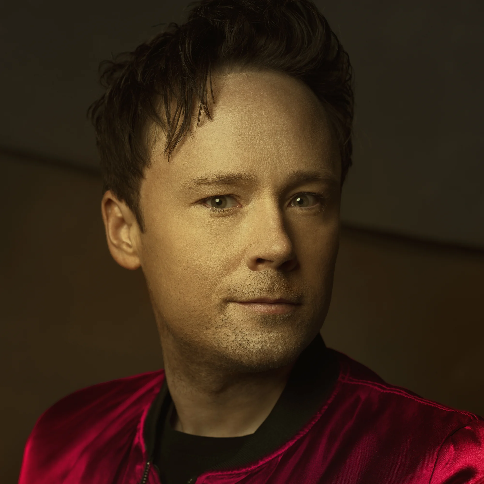 Magikern Daniel Kane, porträtt Porträtt av magikern Daniel Kane i röd jacka