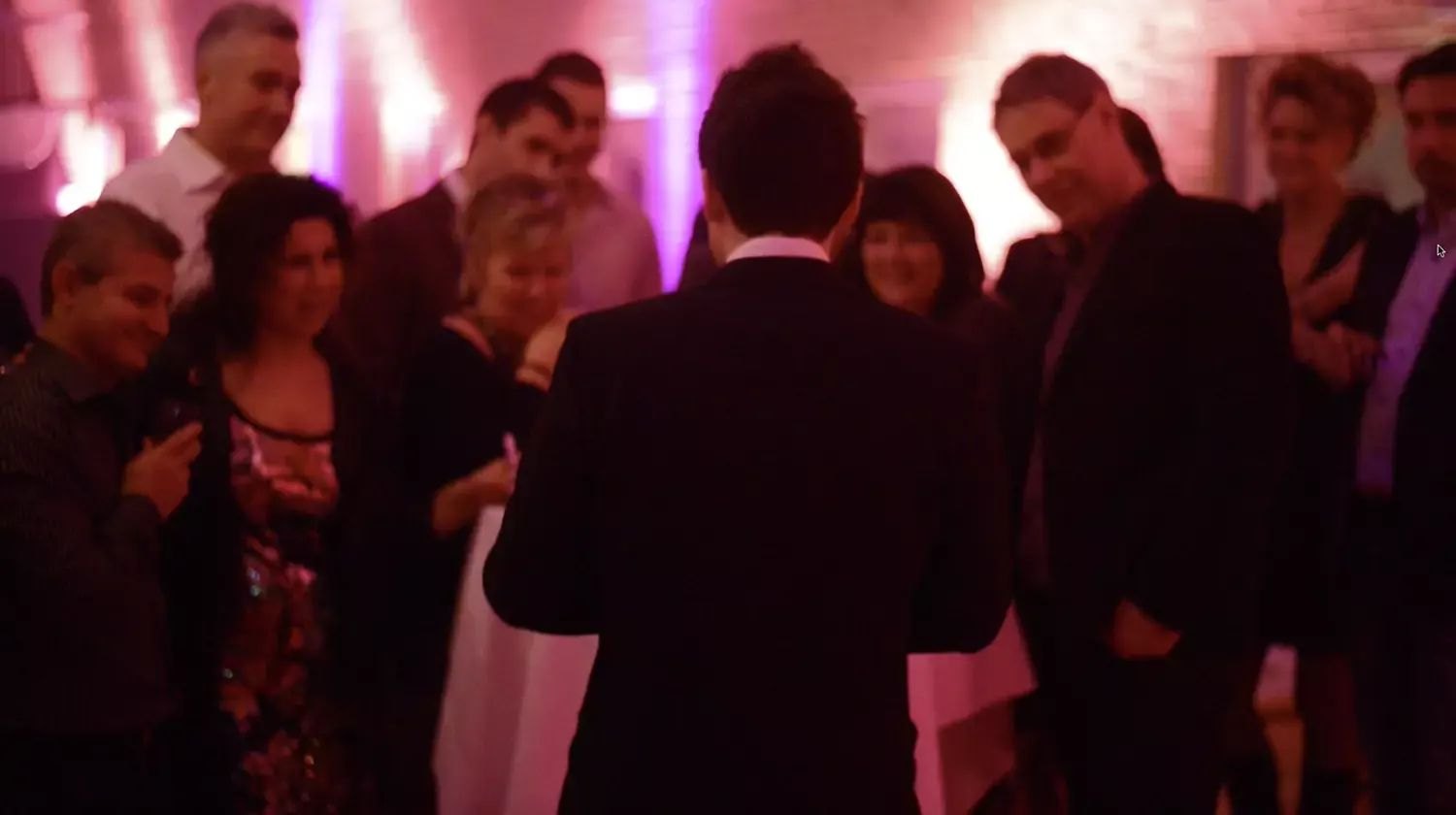 Mingelmagi bland gästerna Daniel Kane visar mingelmagi för gäster på en fest